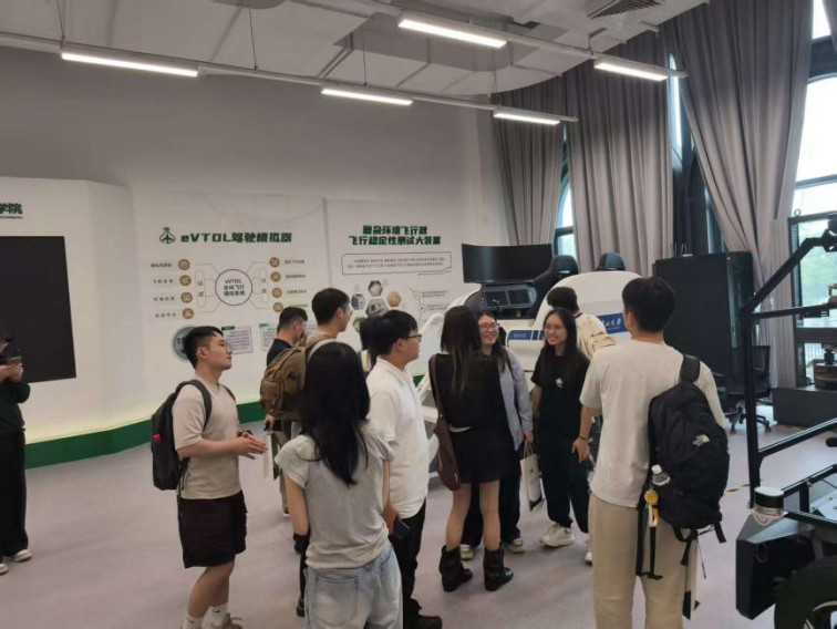 参观中山大学人与智能实验室的大型人因工程研究设备（https://www.humanfactorslab.cn）