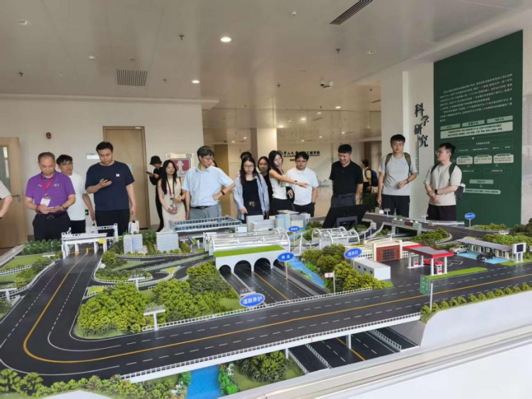 参观部分中山大学智能工程学院智能网联实验设施
